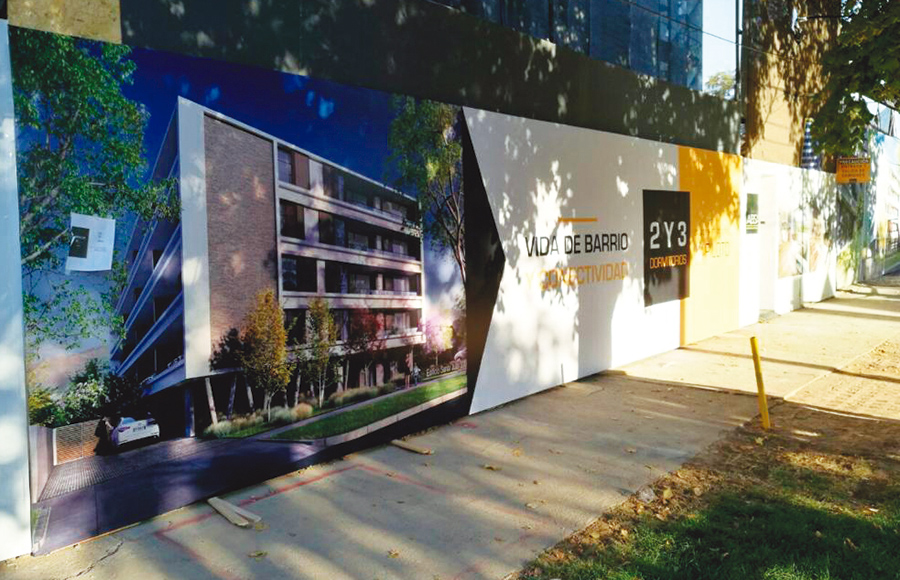 Fachada con gráfica publicitaria producida por Amalú Print